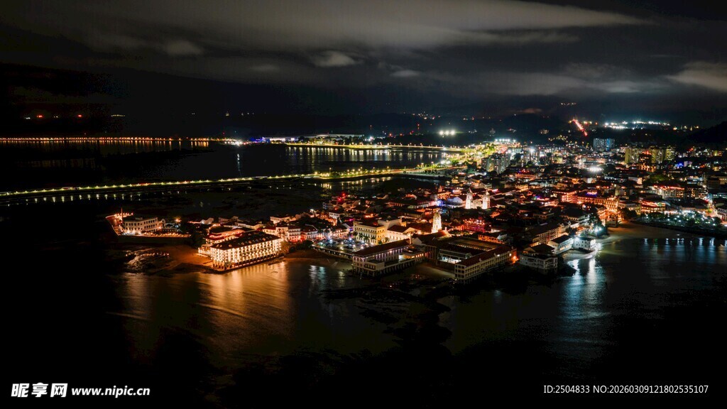 小镇夜景璀璨灯火迷人