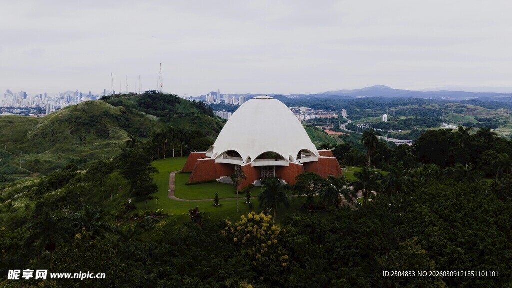 山顶上的白色圆顶建筑