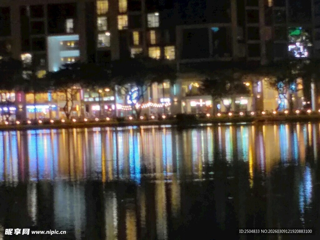 城市河畔璀璨夜景倒影