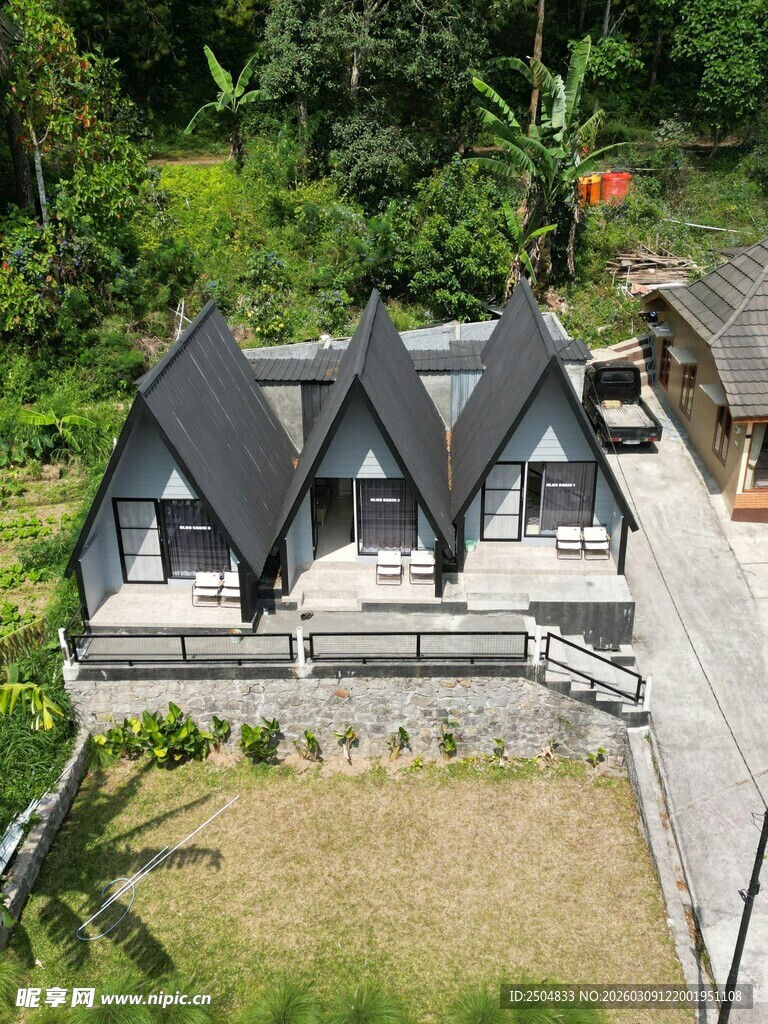 山间别致小屋俯瞰图