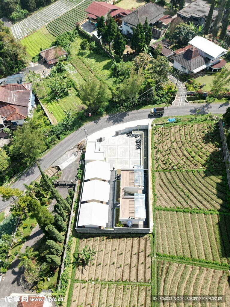 乡村田园中的白色建筑