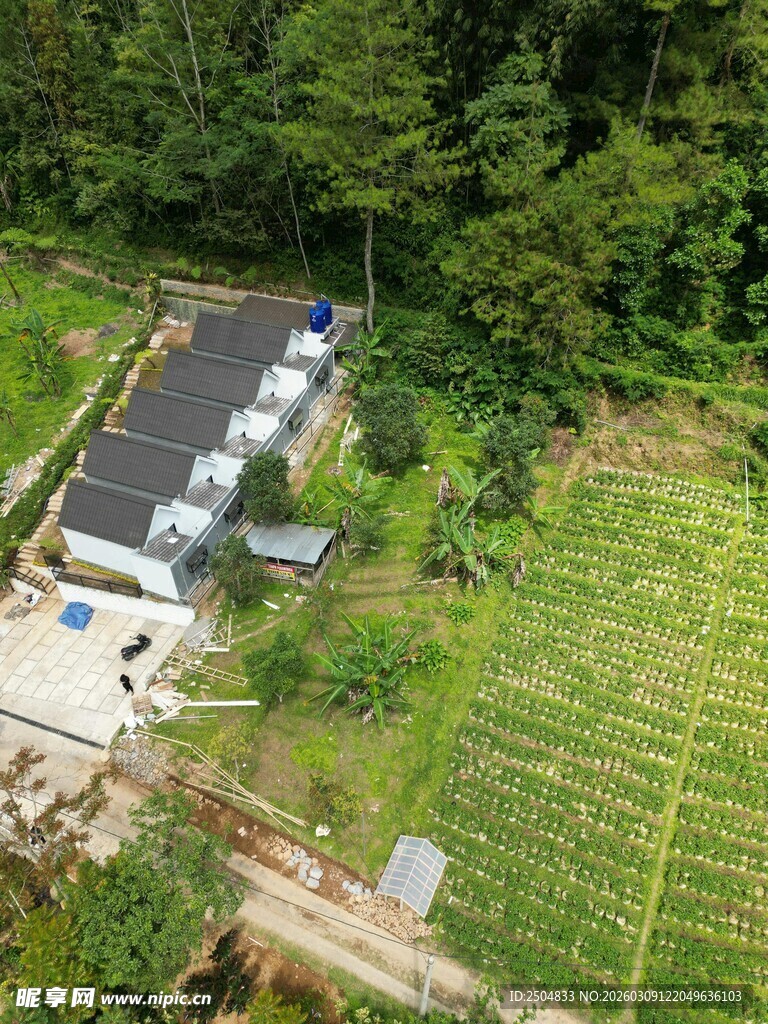 乡村太阳能设施与农田景观