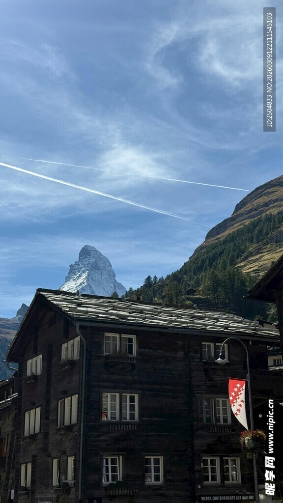 山间木屋旁的壮丽雪山景