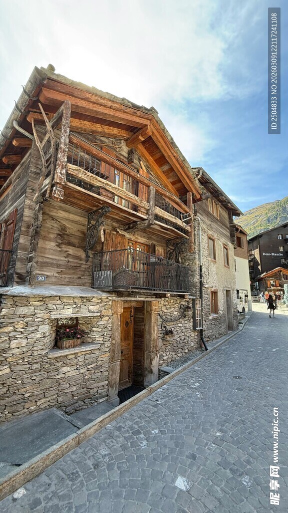 古老木屋旁的宁静小巷