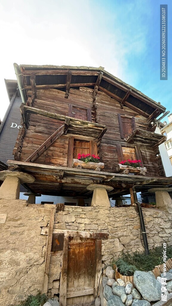 古朴木质石砌山间老房屋