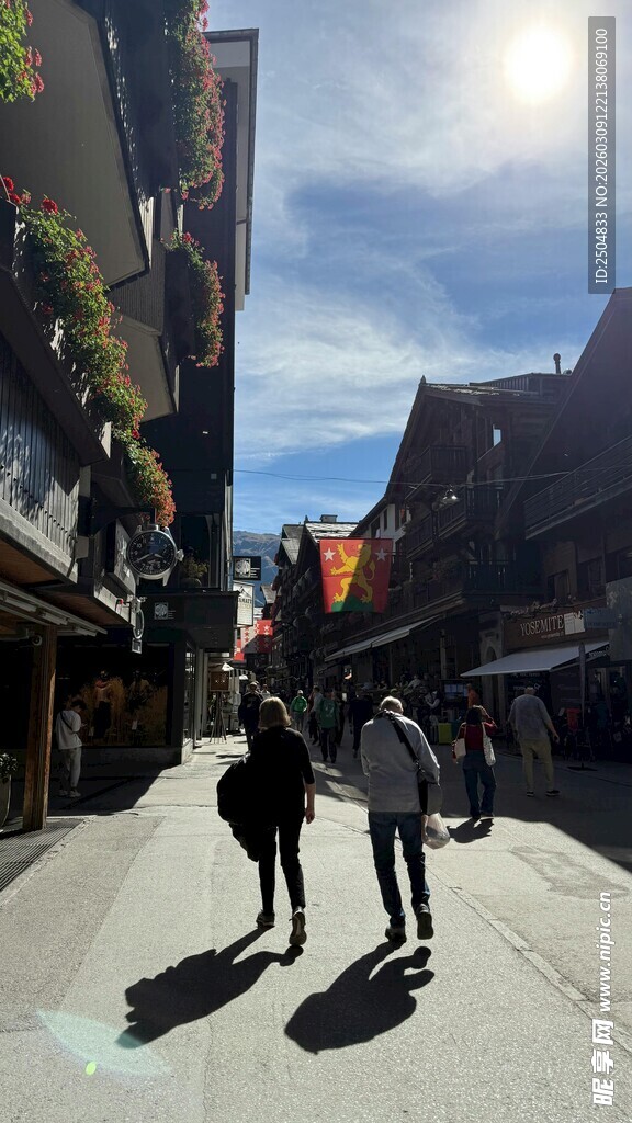 街头漫步的行人与多彩建筑