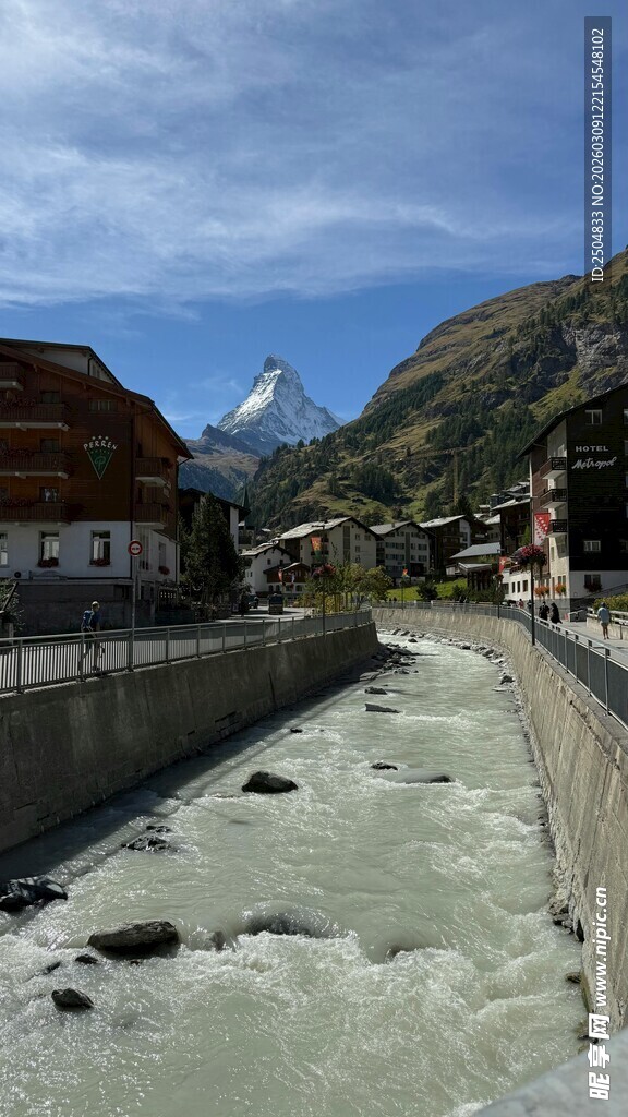 山间河畔的美丽景致