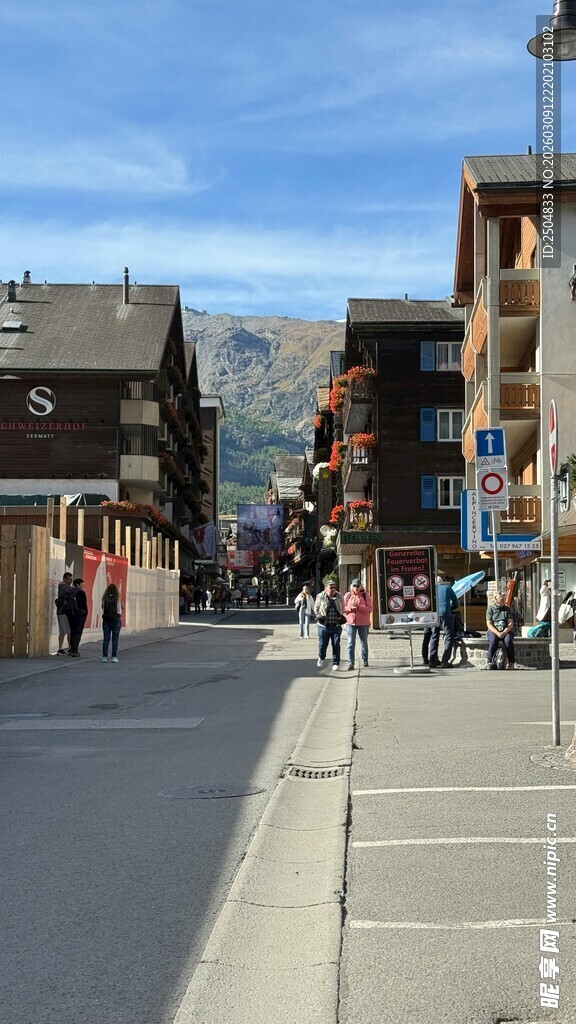 小镇街道行人悠然漫步