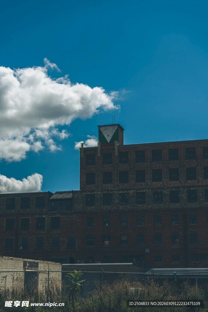 蓝天映衬下的老旧建筑