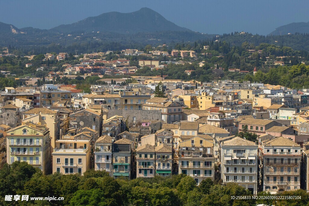 俯瞰多彩城市建筑群