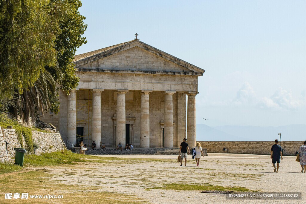 古典神庙前的悠闲漫步