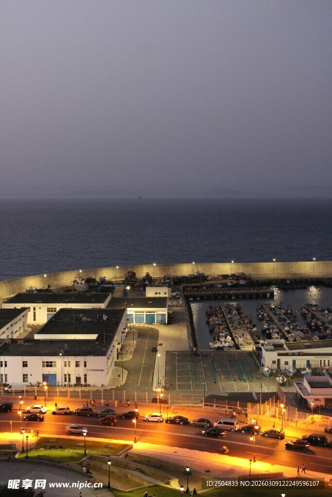 海滨小镇夜景 灯火璀璨