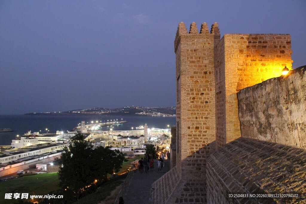 黄昏下的古老城墙与塔楼