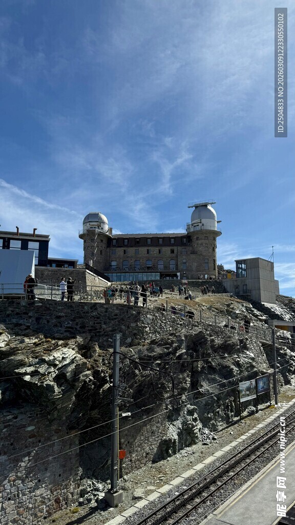 悬崖上的古老城堡建筑