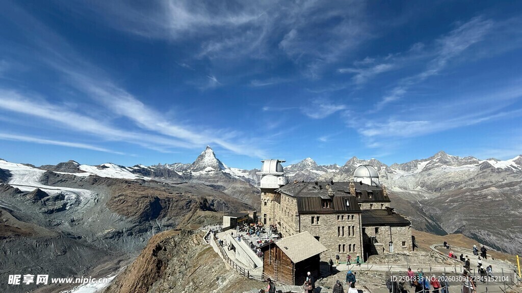 雪山中的古老建筑景观