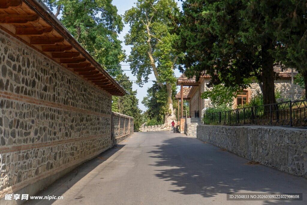 乡村石砌小路的静谧风光