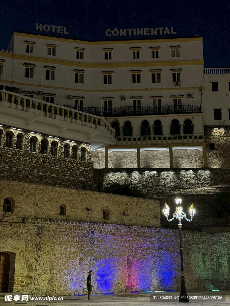 夜晚灯火下的古老建筑