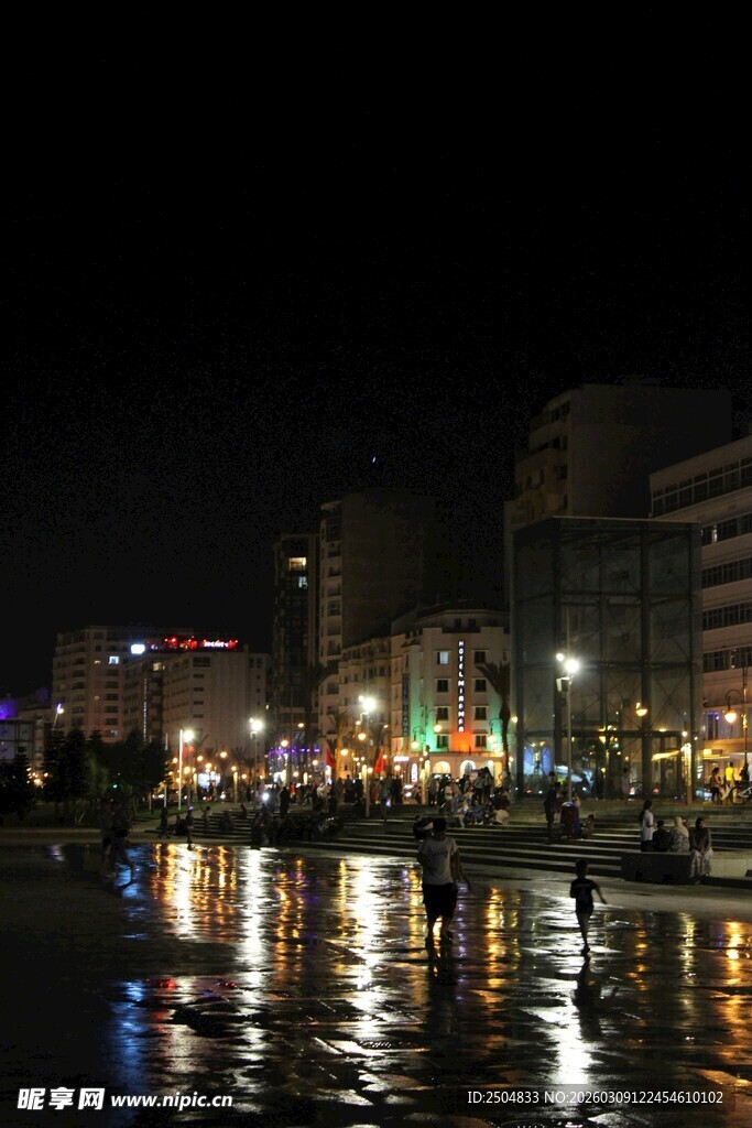 城市夜景下的波光粼粼