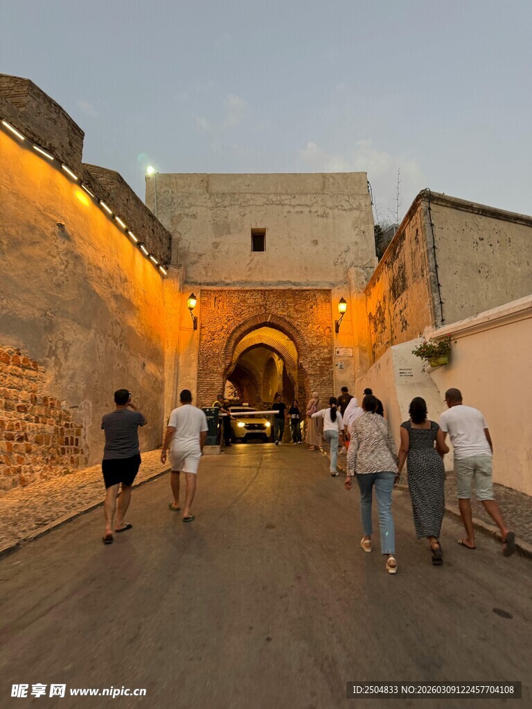 古城巷弄中漫步的 客