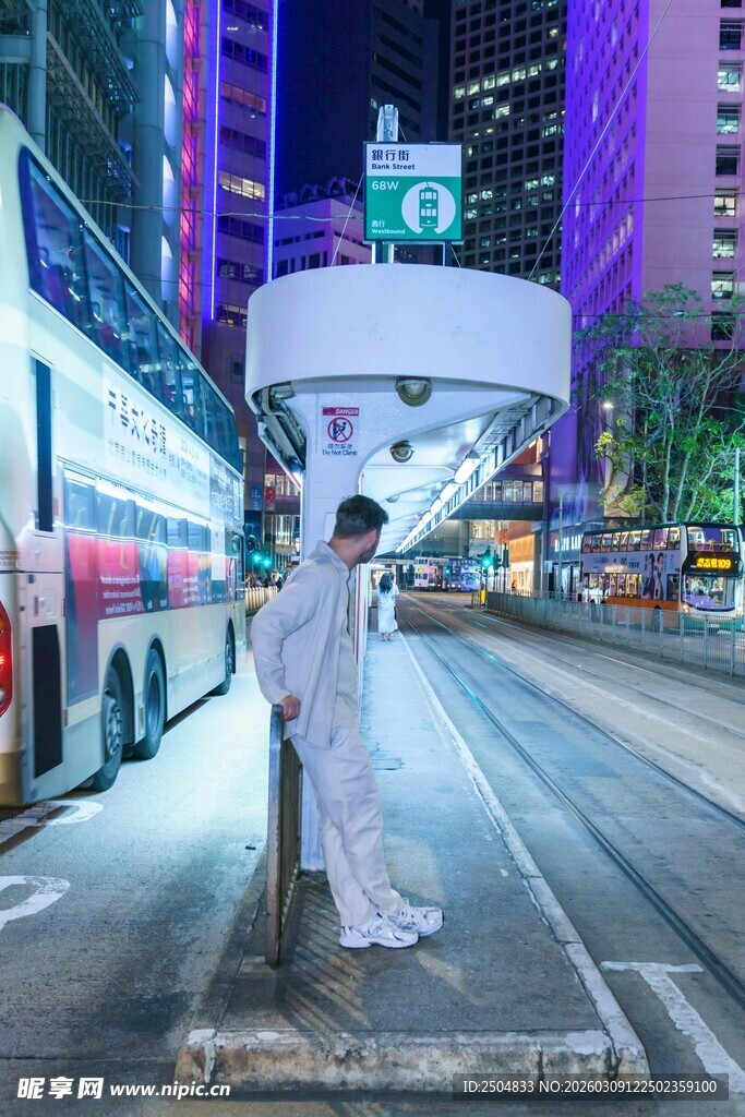 城市街头的浪漫婚纱身影