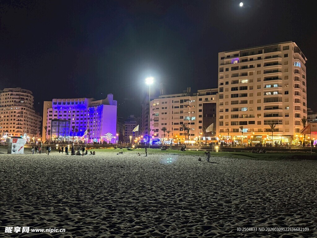 海滨城市璀璨夜景