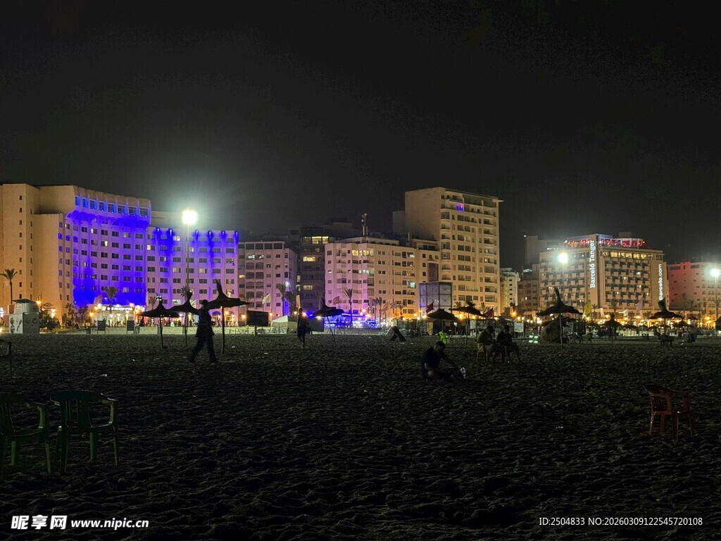 城市夜景下的繁华海滨风光