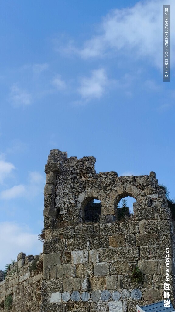 古老废墟矗立蓝天白云下