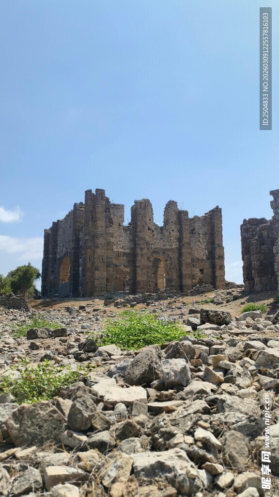 古老城堡遗迹屹立荒野