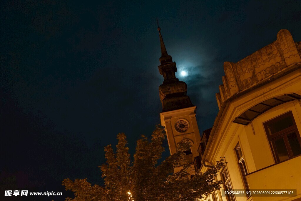 月夜下的古朴建筑塔楼