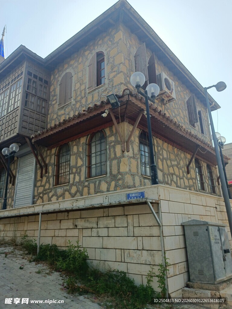 古朴风格的多层石头建筑