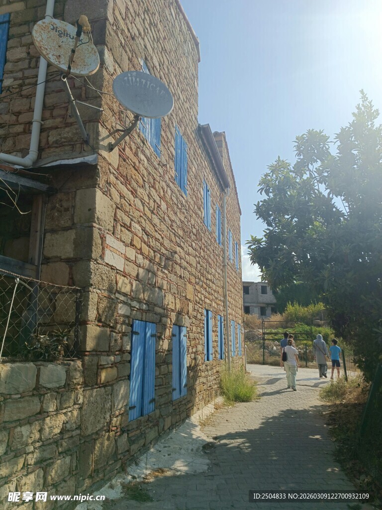 石砌建筑旁的幽静小巷