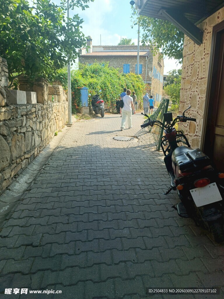 乡村小巷停放的摩托车