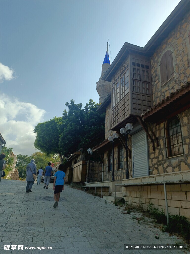 古老街道上的行人与建筑