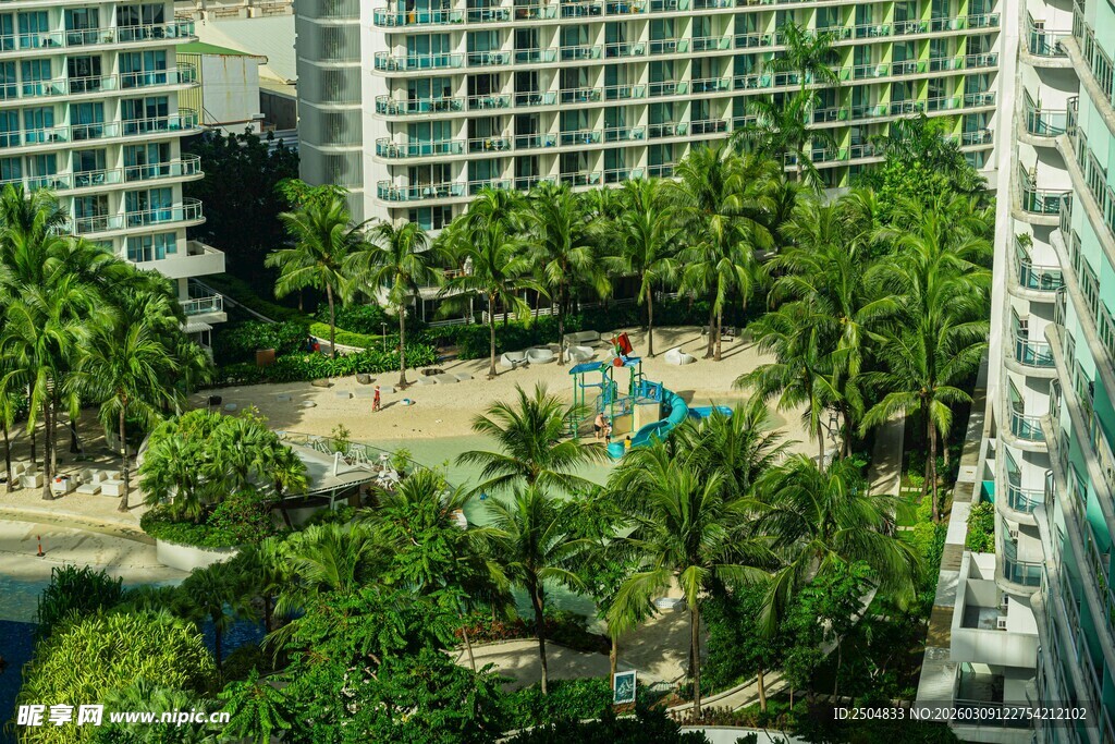 高层俯瞰的绿植与建筑景观