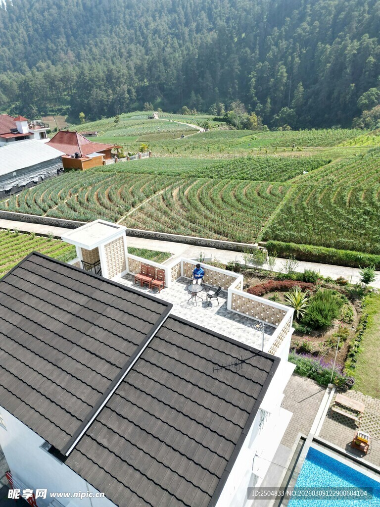 屋顶光伏与田园风光美景