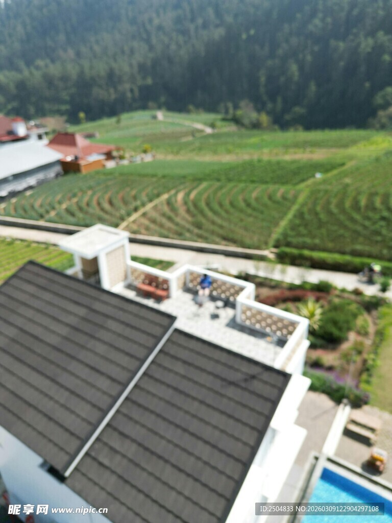 屋顶光伏与田园风光美景