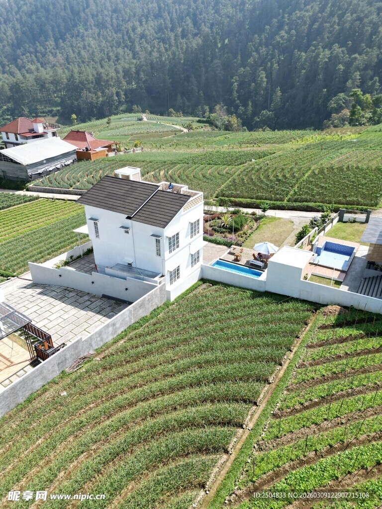 山间田园别墅俯瞰美景