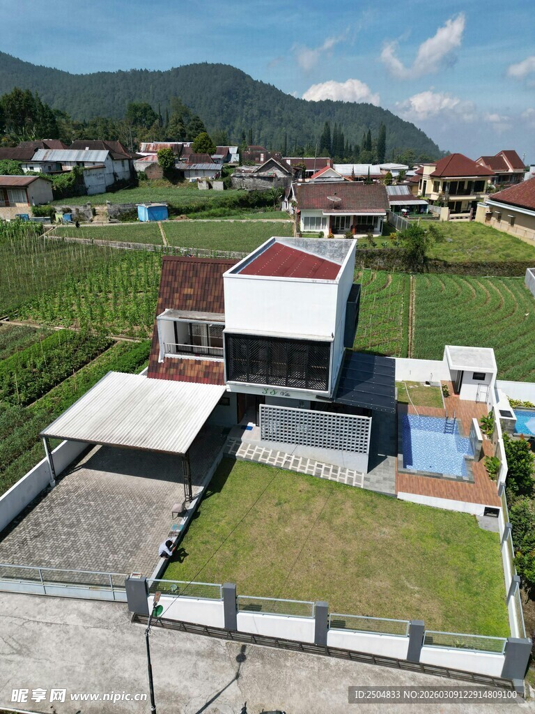 乡村旁现代风格别墅景观