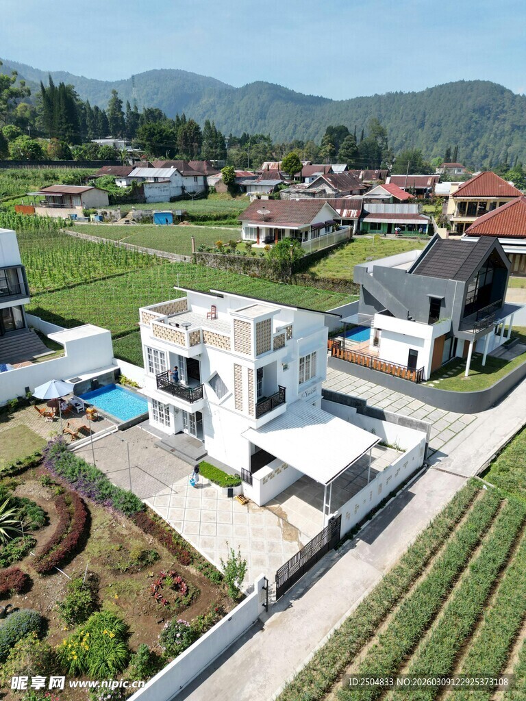 乡村现代住宅与田园风光