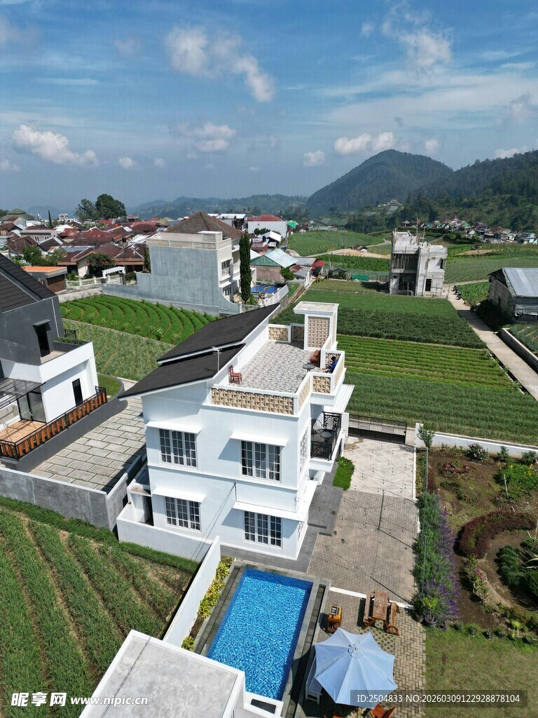 现代别墅与田园风光景致