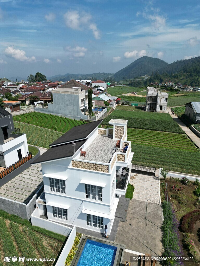 湖畔豪华别墅景观