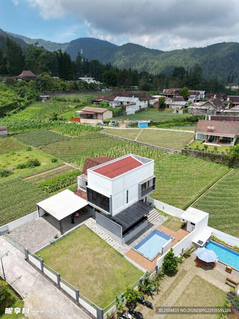 现代别墅坐落于田园风光中