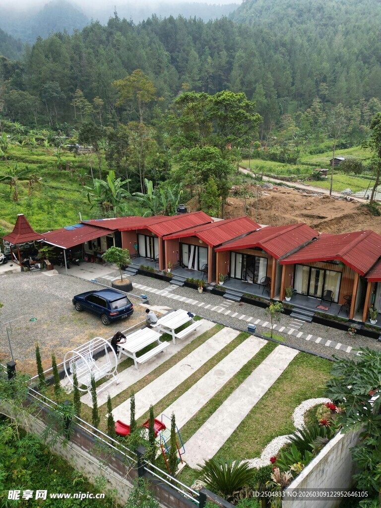 山间红顶建筑停车场美景