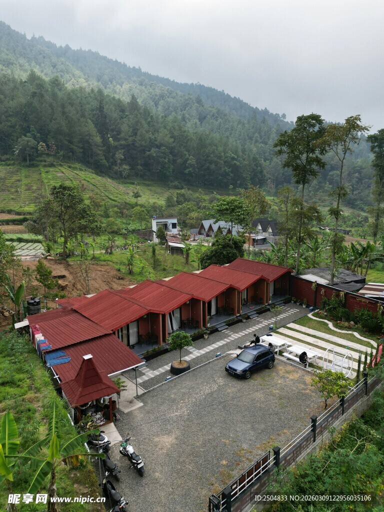 山间红顶建筑与停车场景