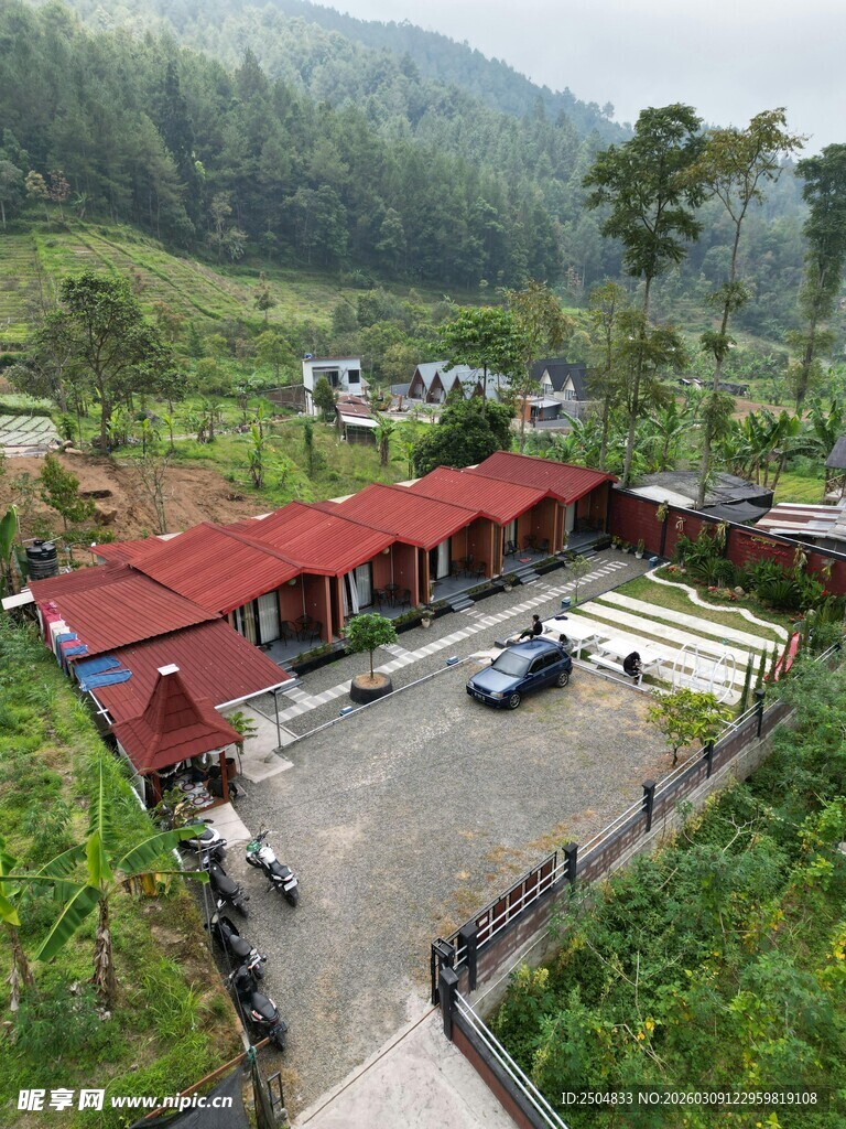 山间红顶建筑群风景