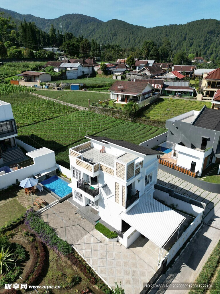 现代别墅与周边田园风光