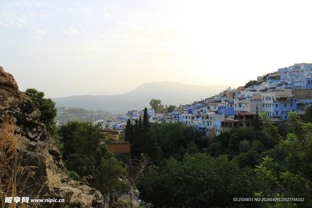 蓝白小镇的美丽山景