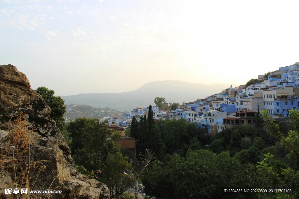 蓝白小镇的迷人山间景致