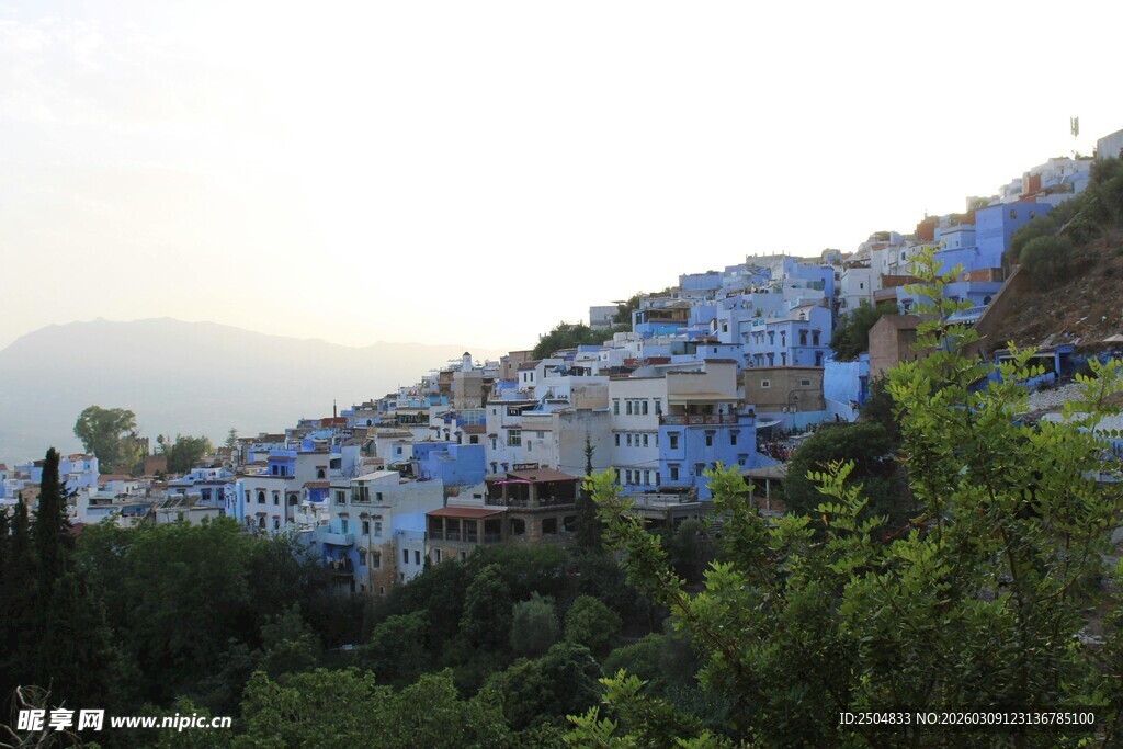 蓝白小镇 山间的梦幻景致