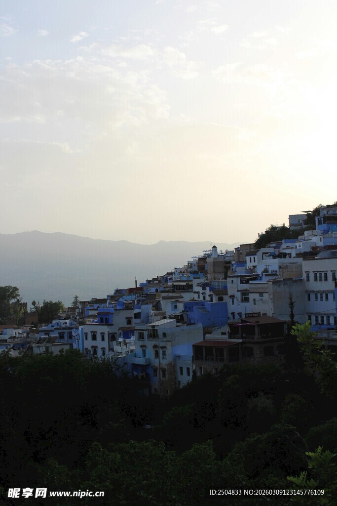 山坡上错落有致的白色建筑